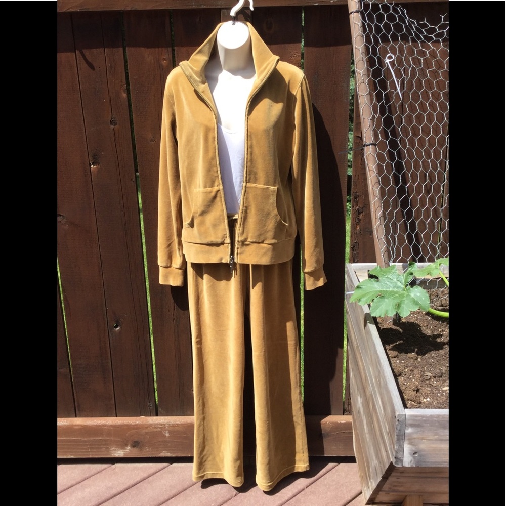 Sutton Studio, Soft, Mustard Colored Sweatsuit. Sm